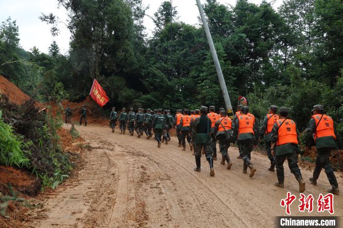 闽西暴雨灾区救援进行时：武警官兵驰援救灾-中新网