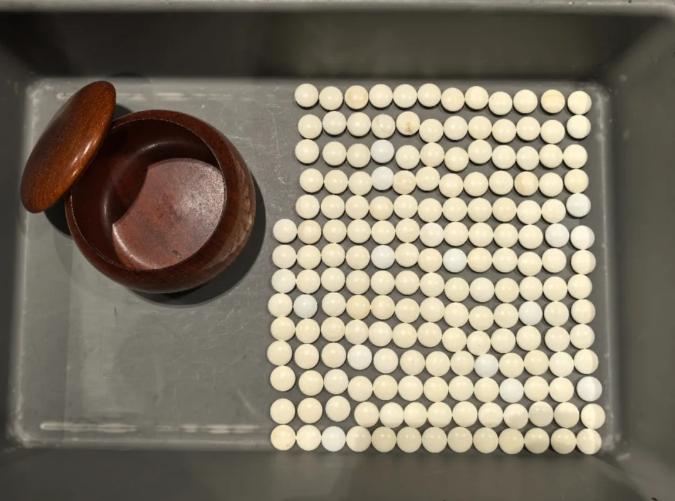 北京大兴机场海关查获砗磲围棋子一罐-中新网