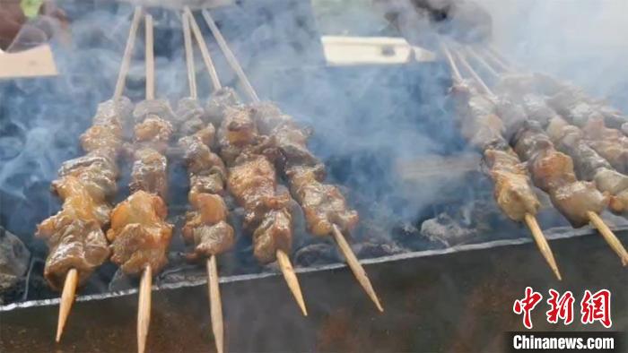 吉林乡村“烧烤节”热闹非凡：食材现捞 “串王”献技-中新网