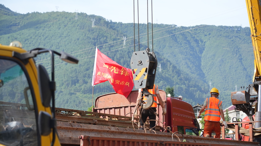 四川汉源山洪灾害 | 抢通两座桥 打通生命道-中新网