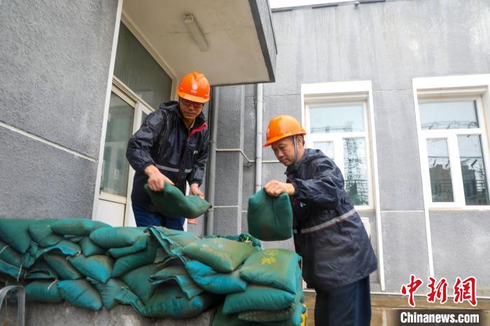 北京现暴雨天气 电网整体运行平稳-中新网