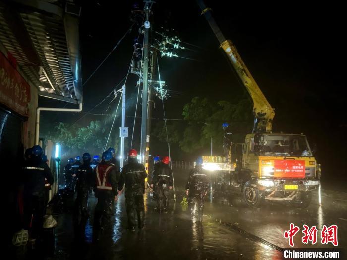直击防抗台风“格美”保供电：冒雨抢修 尽快复电-中新网