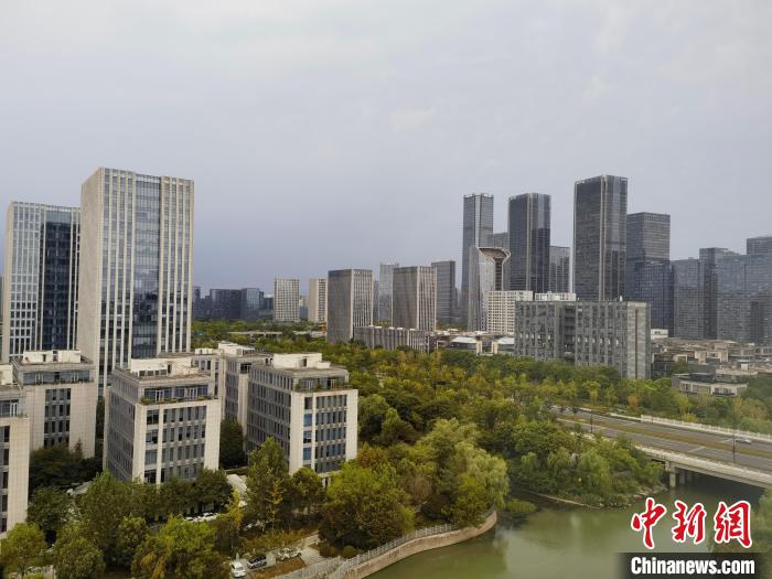 40℃以上高温持续 杭州多地公告实施人工增雨-中新网