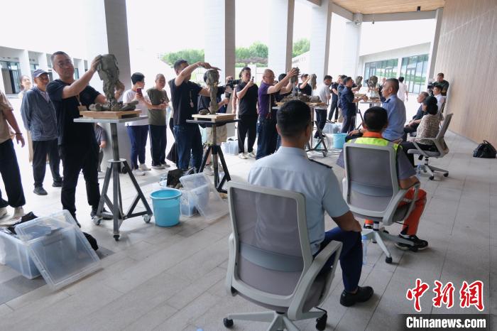 6名国内知名雕塑艺术家在呼和浩特驻馆 为时代楷模塑像-中新网