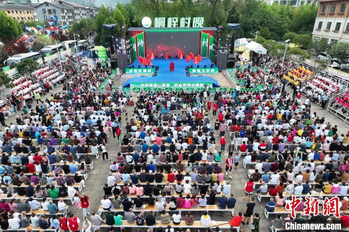 （走进中国乡村）“村晚”让贵州避暑山村“热”起来-中新网