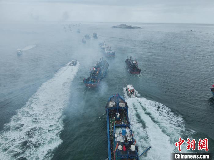福建南日岛唱响“开海歌” 争撒开渔“第一网”-中新网