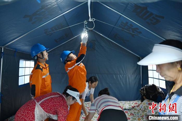 四川康定山洪泥石流灾害：调集400余人救援 已调拨1700件救灾物资-中新网