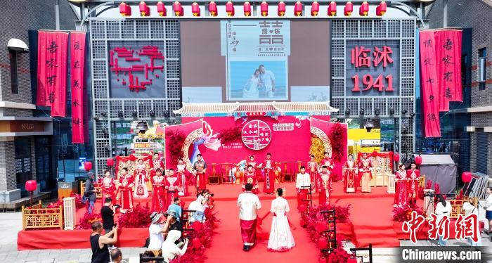 七夕节山东各地“花式”举办集体婚礼 倡树婚嫁新风-中新网