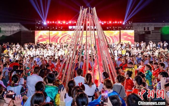浙江德清：37个民族“火把节”载歌载舞-中新网