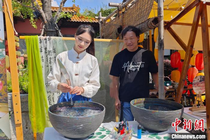 江南山镇里的中秋：传统与时尚“邂逅” 中外游客共享良辰美景-中新网