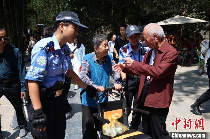 北纬25度的“藏蓝力量”：服务游客护美景 6年收获千余次感谢-中新网