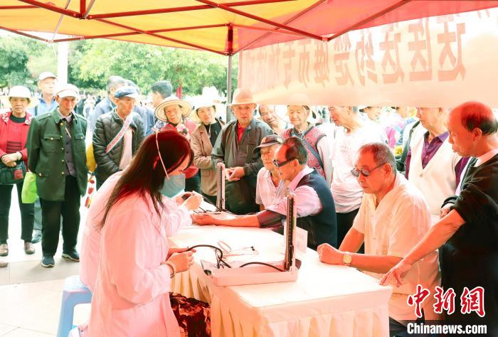云南楚雄开展送温暖活动 为归侨侨眷解难事办实事-中新网