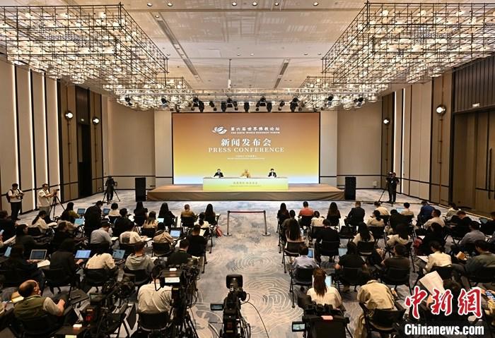 10月14日,第六届世界佛教论坛新闻发布会在浙江宁波举行。中国佛教协会副会长明海,浙江省民族宗教事务委员会主任、第六届世界佛教论坛浙江组委会办公室主任鲍秀英出席发布会并回答记者提问。 记者 赵文宇 摄
10月14日,第六届世界佛教论坛新闻发布会在浙江宁波举行。中国佛教协会副会长明海,浙江省民族宗教事务委员会主任、第六届世界佛教论坛浙江组委会办公室主任鲍秀英出席发布会并回答记者提问。 记者 赵文宇 摄