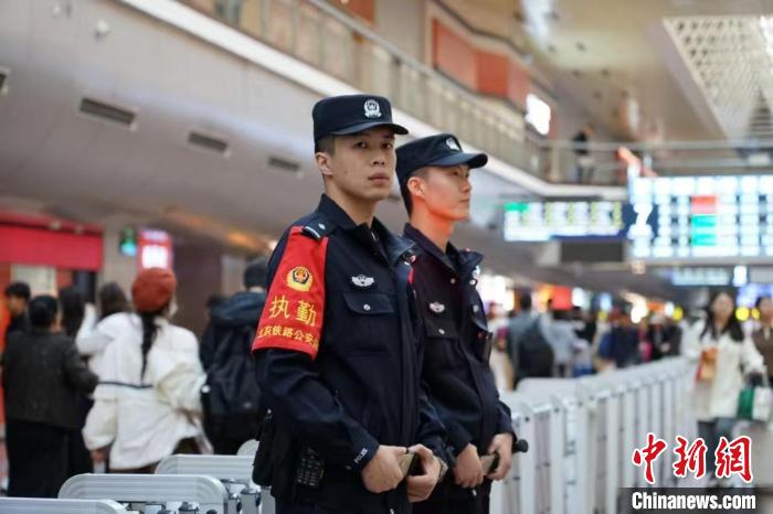 国庆假期北京铁警为旅客找回遗失财物300余件 价值100万余元-中新网
