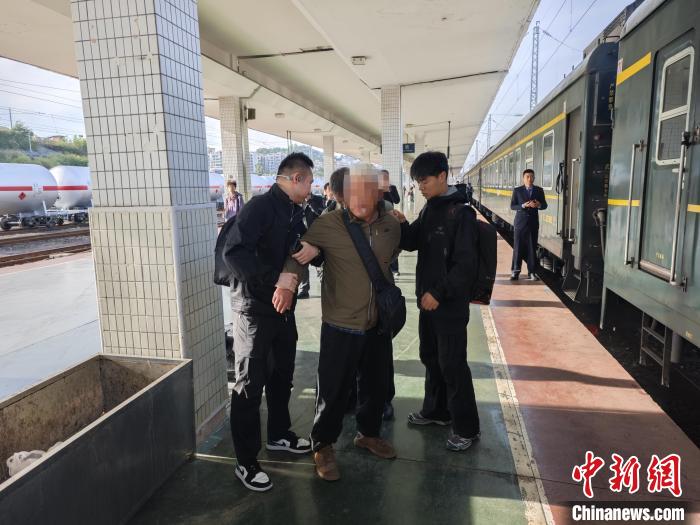 下车抽烟时被抓 潜逃29年越狱犯终落网-中新网