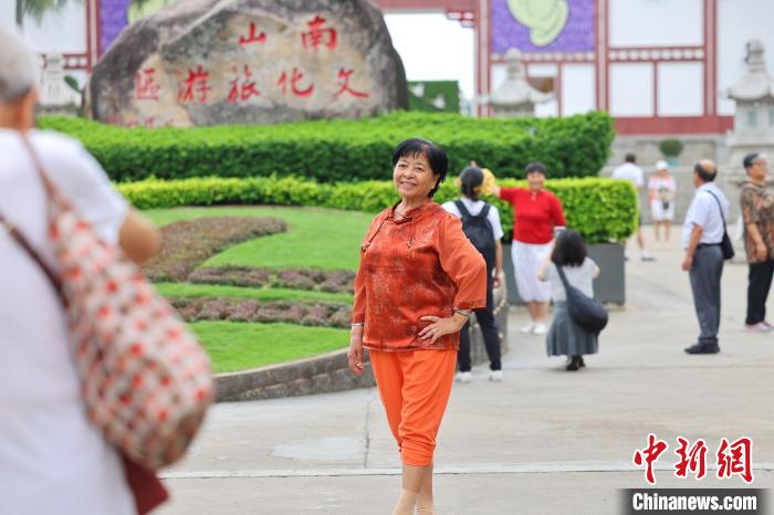 重阳节错峰游三亚 “银发族”乐享南山长寿文化-中新网