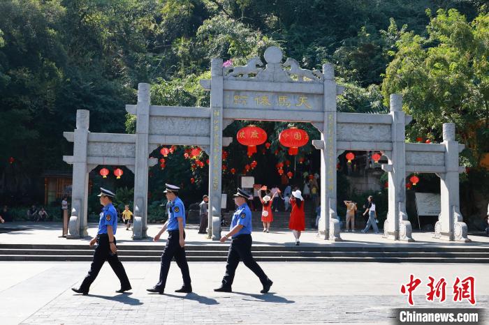 广西柳州城市管理者国庆柔性执法 “智”理城市-中新网