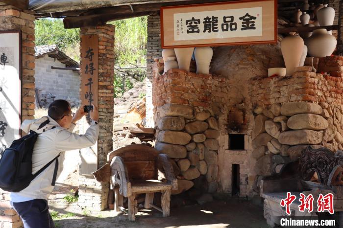 （走进中国乡村）“乡村给城市引流”：“瓷海明珠”照亮古村文旅-中新网
