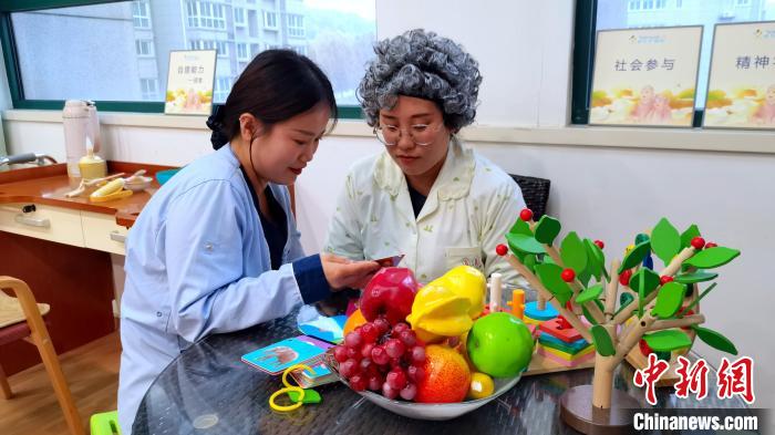 “Z世代”健康照护师：老少同频温暖生命-中新网