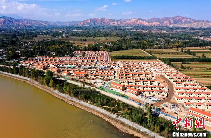 积石山地震青海震区30处搬迁安置点通电工程完工-中新网