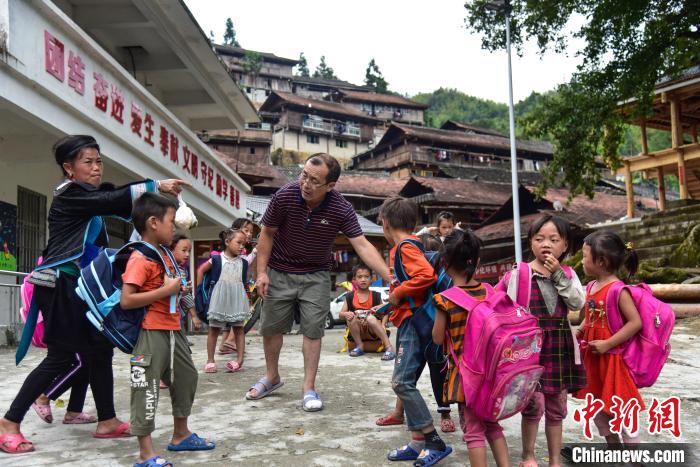 广西融水：大苗山“互嵌交融” 开出民族团结花-中新网