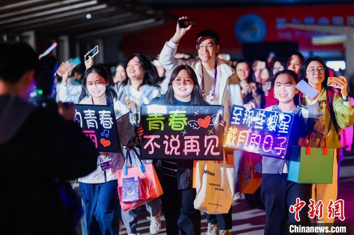 7年累计3.4万余名志愿者服务进博会-中新网