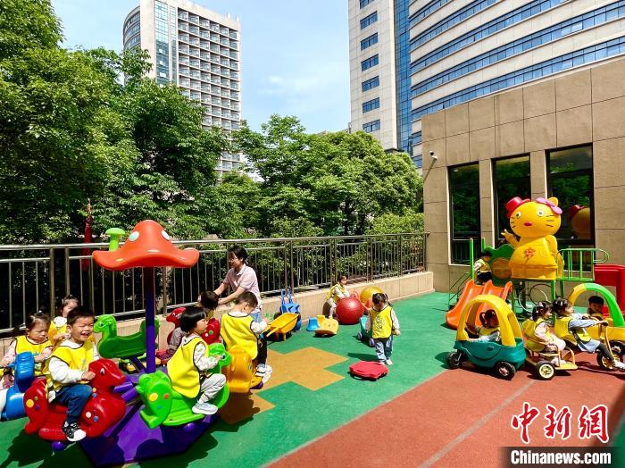 （身边的变化）2岁以下婴幼儿照护服务怎么做，做什么？-中新网