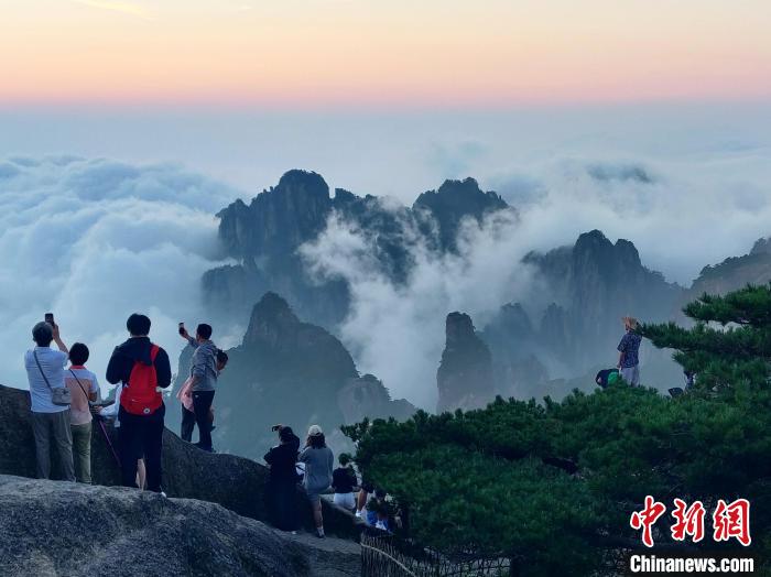 国际宇航联合会执行主任克里斯汀·费希廷格秋游黄山：期待再来黄山-中新网