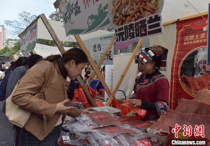 “听劝的”理发师晓华走红 千年古郡湖南沅陵借势引客-中新网