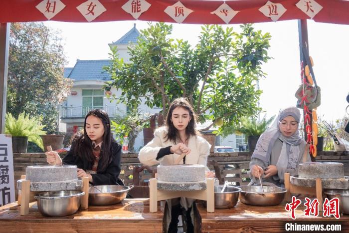 在杭留学生走进建德千鹤村 感受“妇女能顶半边天”力量-中新网