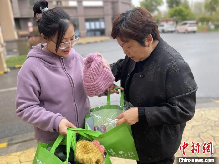 浙江嘉善65岁“帽子奶奶”手织帽子 跨越千里传递温情-中新网
