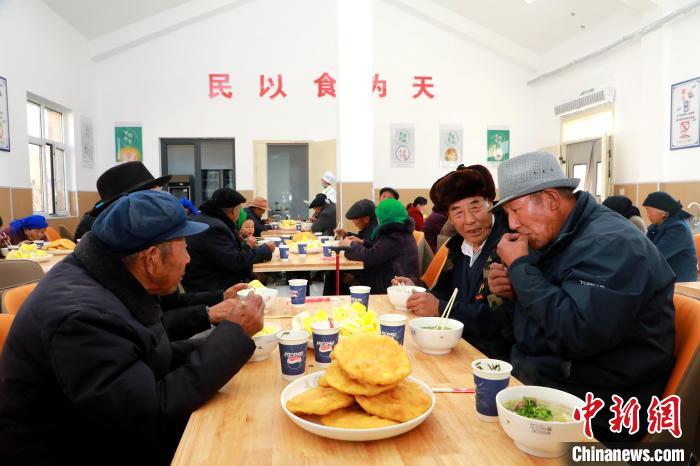 青海民和震后集中安置点：民众喜迁新居 幸福食堂开餐-中新网