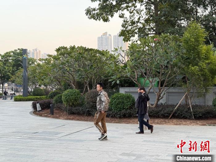 广州最低气温跌破10℃ 热饮火锅受青睐-中新网