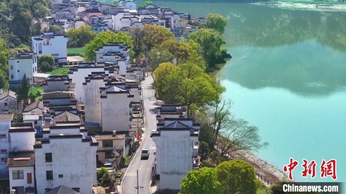 （乡村行·看振兴）安徽歙县：生态保护激活乡村旅游“一池春水”-中新网