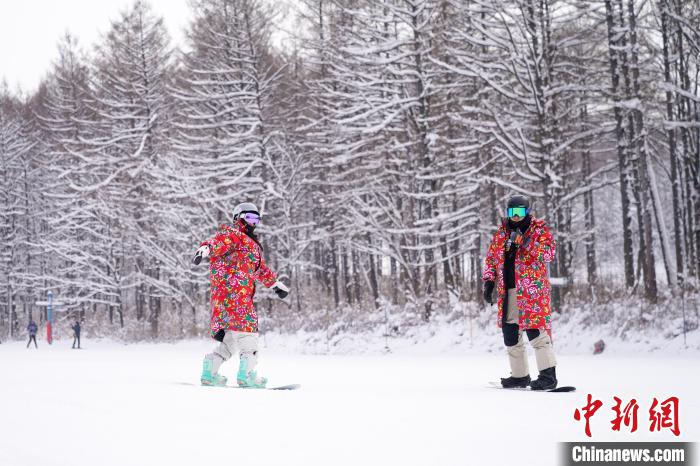 赏冰雪品民俗 “林都”伊春2024—2025年冰雪旅游启幕-中新网