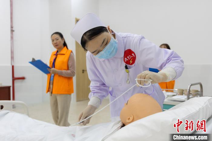中外选手湖南岳阳比拼急救护理技能-中新网