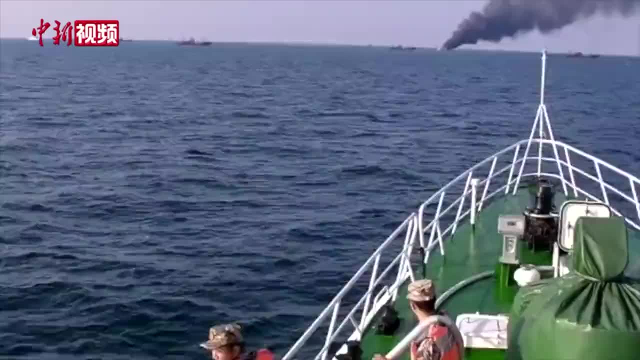 一渔船海上失火  海警紧急救援