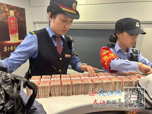 粗心旅客将60万元现金落在动车上