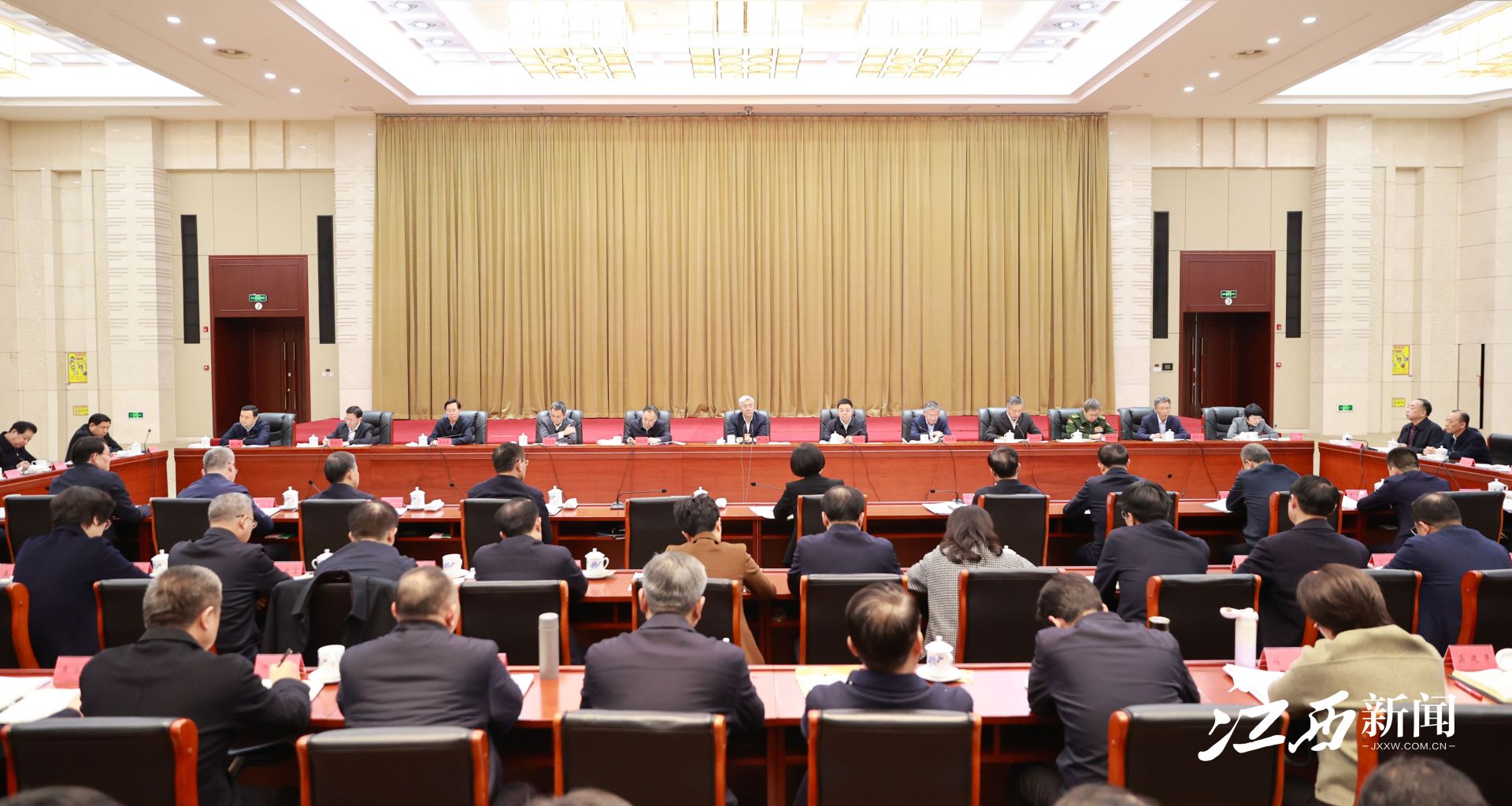 省委用一整天时间举行省委理论学习中心组集体学习暨省委务虚会 尹弘主持并讲话