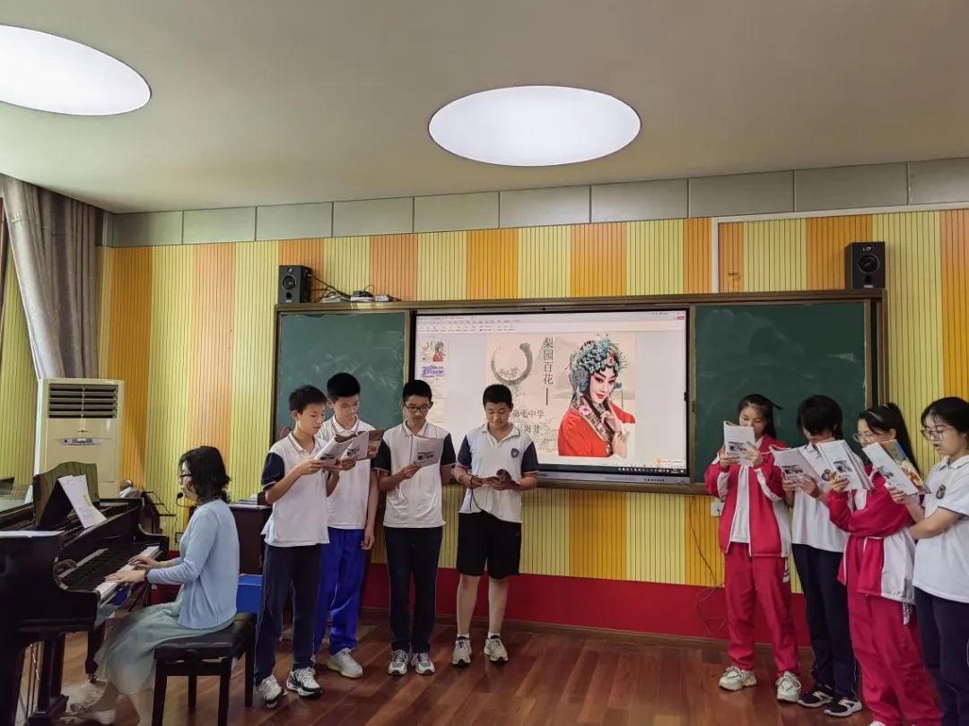九江七中特级正高教师吴海芳到市六中开展名师走教活动