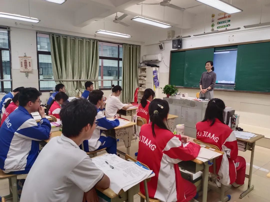 九江七中校领导班子为高三学子加油鼓劲