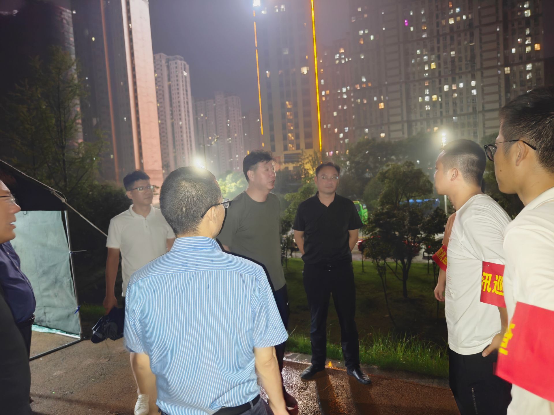 何明督察防汛工作并慰问防汛值守干部职工