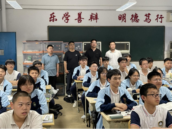 九江三中举办高一年级研究性学习开题报告会
