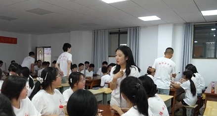 “江曦课堂”进修水 首都名校志愿者支教山区