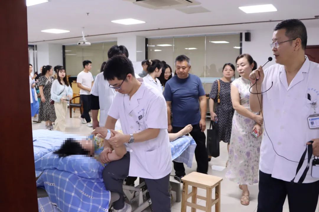 全省成年智力障碍者及亲友自助互助培训班学员到九江市中医医院参观交流