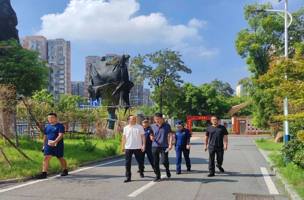 浔阳区领导一行到九江七中检查消防安全工作