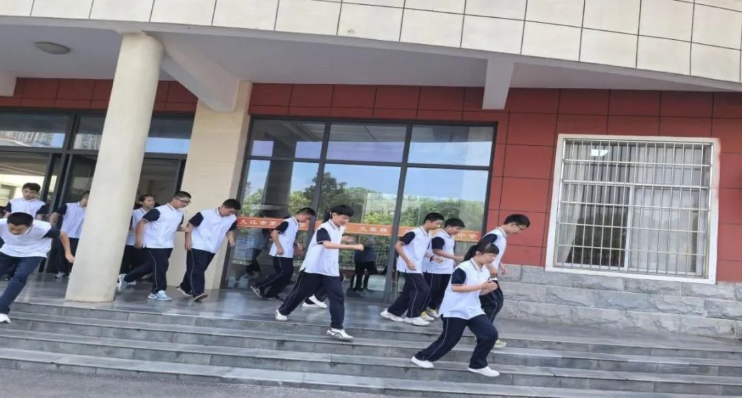 九江七中举行秋季开学安全教育周消防逃生应急演练活动