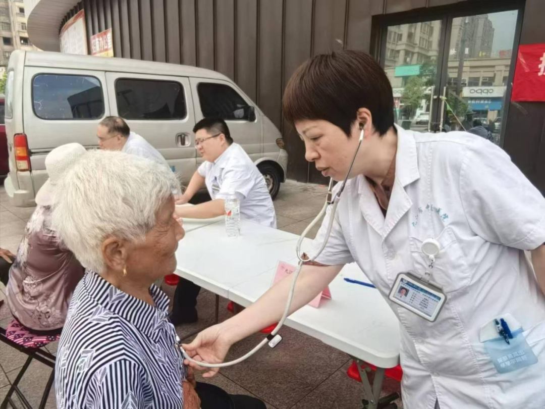 九江市中医医院开展“健康人生路 中医来呵护”义诊活动
