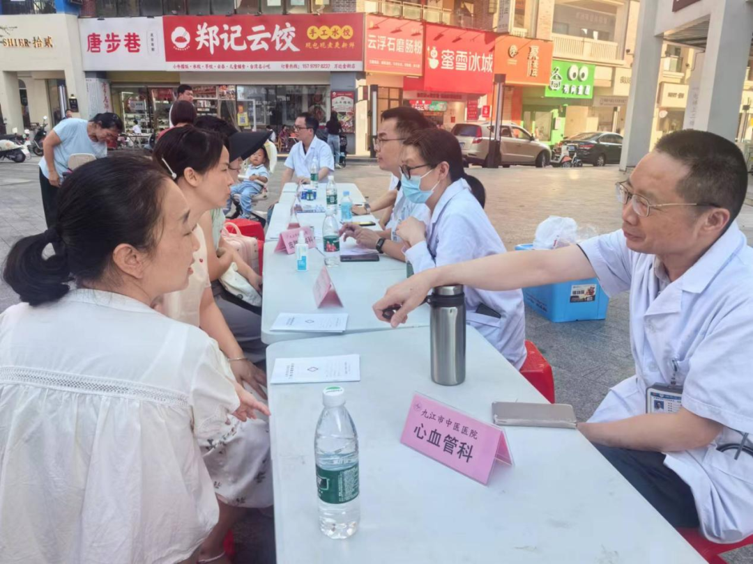 九江市中医医院走进万达广场开展大型义诊活动