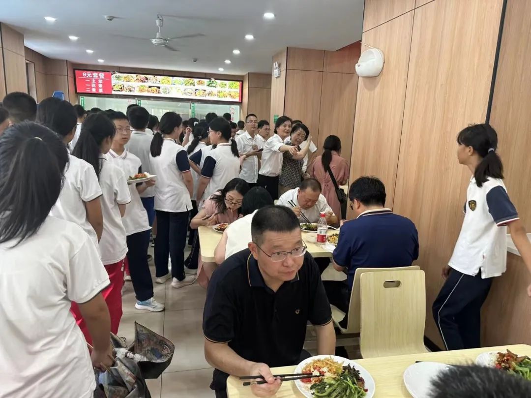 九江七中：自办食堂第一天，全心全意服务学生